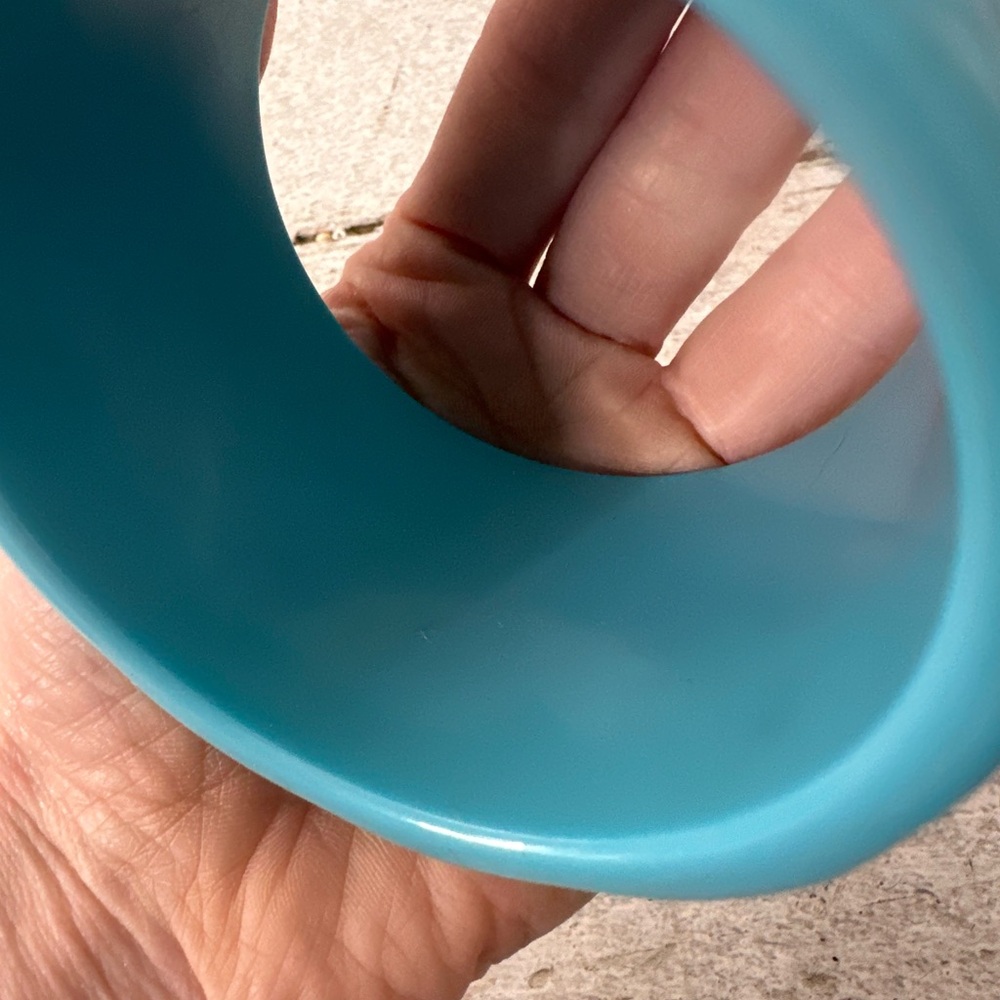 Vintage Chunky Wide Blue Carved Lucite Bangle - Picture 6 of 6
